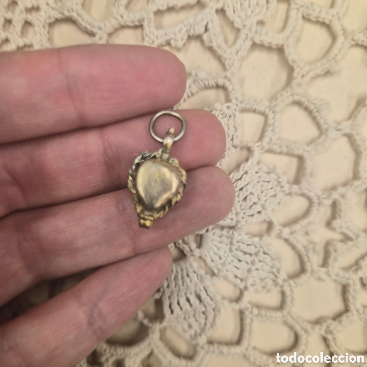 Antig&uuml;edades: Antiguo relicario con reliquia en plata dorada Siglo XVIII