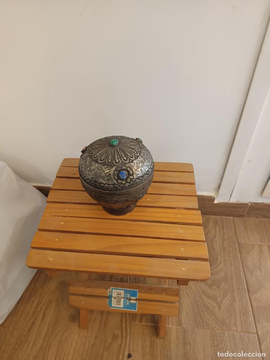 Antig&uuml;edades: Relicario Tibetano de metal con incrustaciones y fiigranas