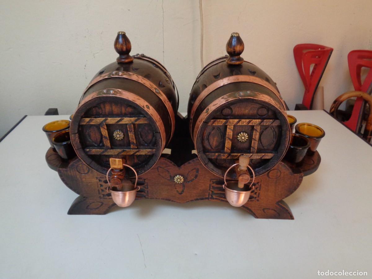 Antig&uuml;edades: 2 barriles de madera parta licor o vermut con 6 vasitos