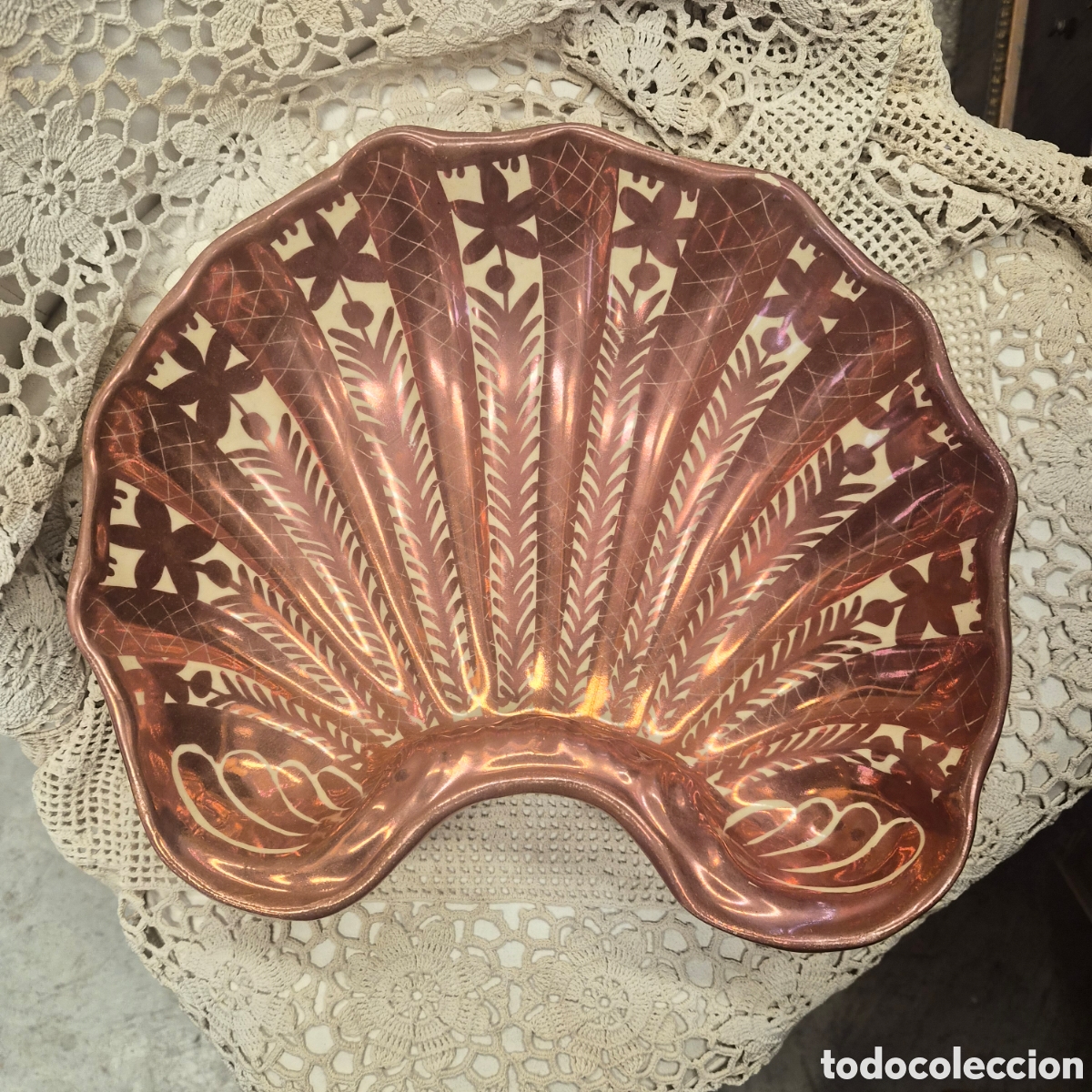 Antig&uuml;edades: Bac&iacute;a fuente de cer&aacute;mica de Manises con reflejo met&aacute;lico pieza decorativa tradicional forma concha