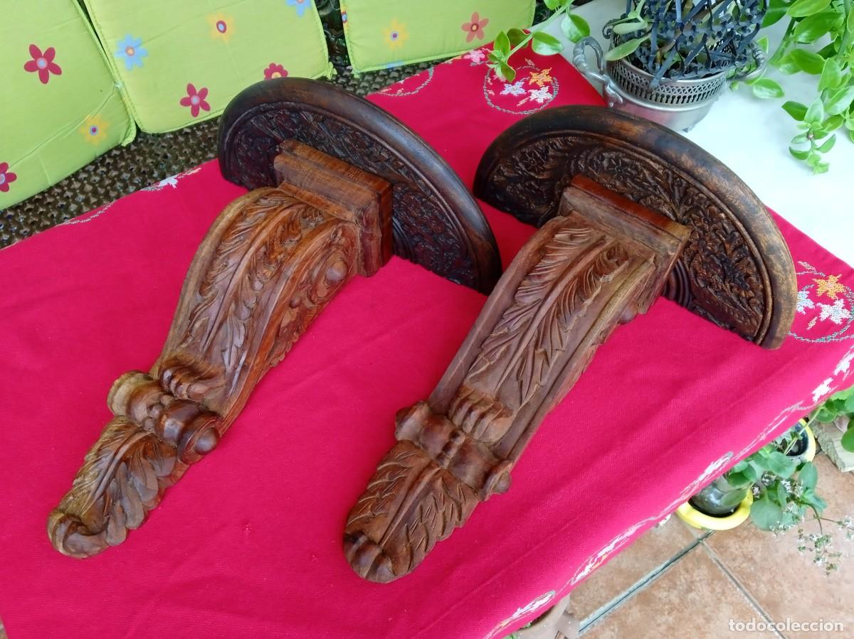 Antig&uuml;edades: Pareja de m&eacute;nsulas repisas de pared de madera para figura