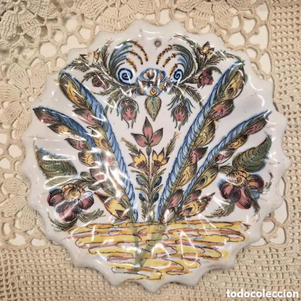 Antig&uuml;edades: Plato de cer&aacute;mica Manises conventual Decoraci&oacute;n floral policromada