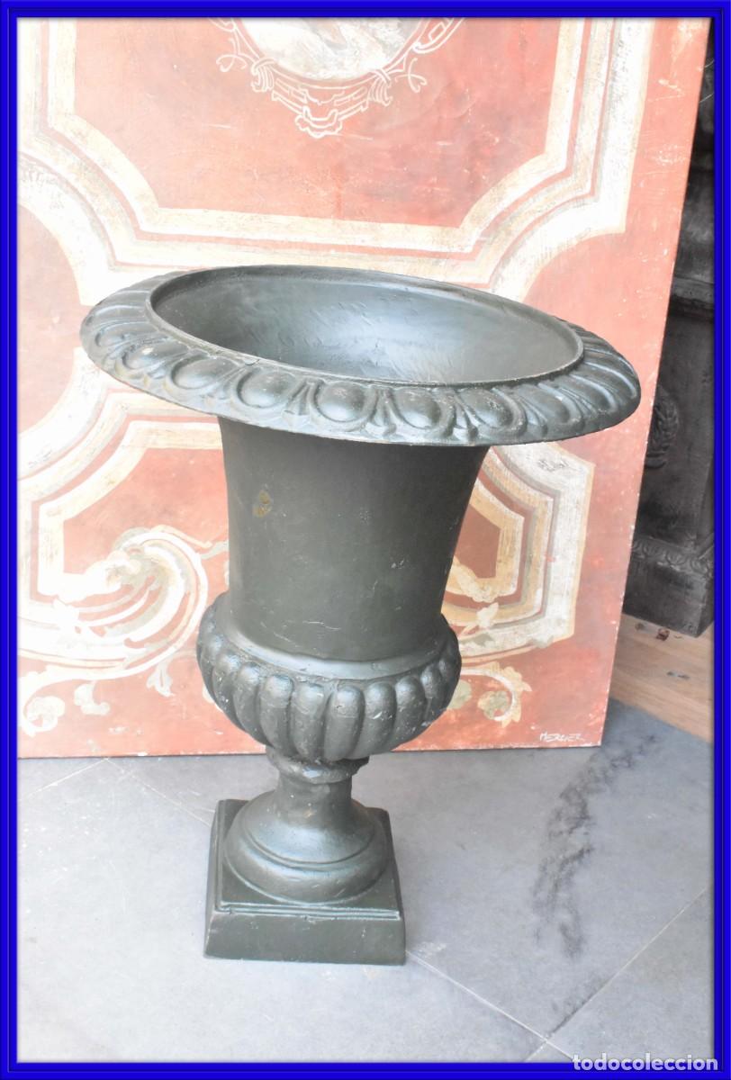 Antig&uuml;edades: Copa de hierro en tono verde oscuro ideal para jardines