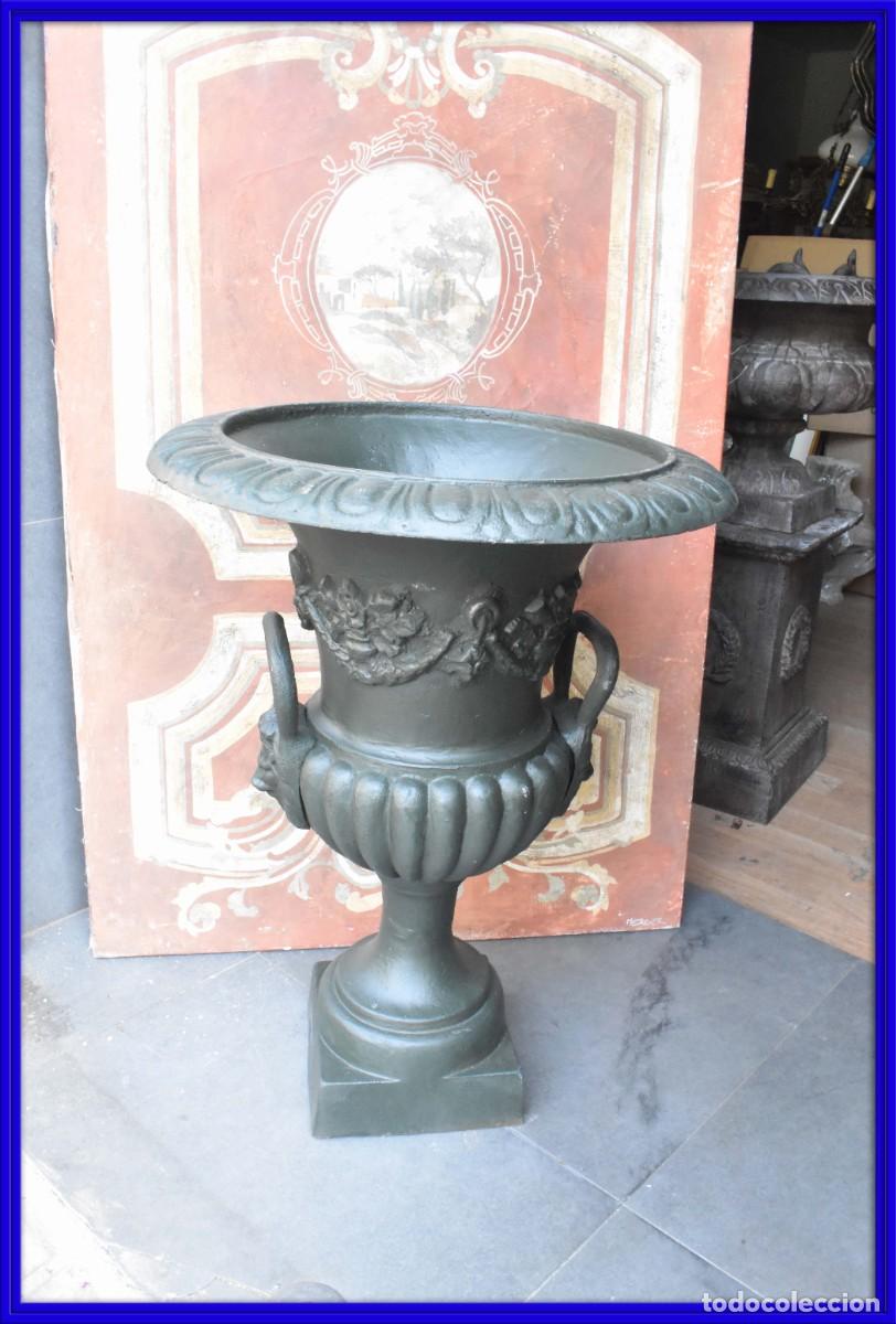 Antig&uuml;edades: Copa de hierro en tono verde oscuro con asas ideal para jardines