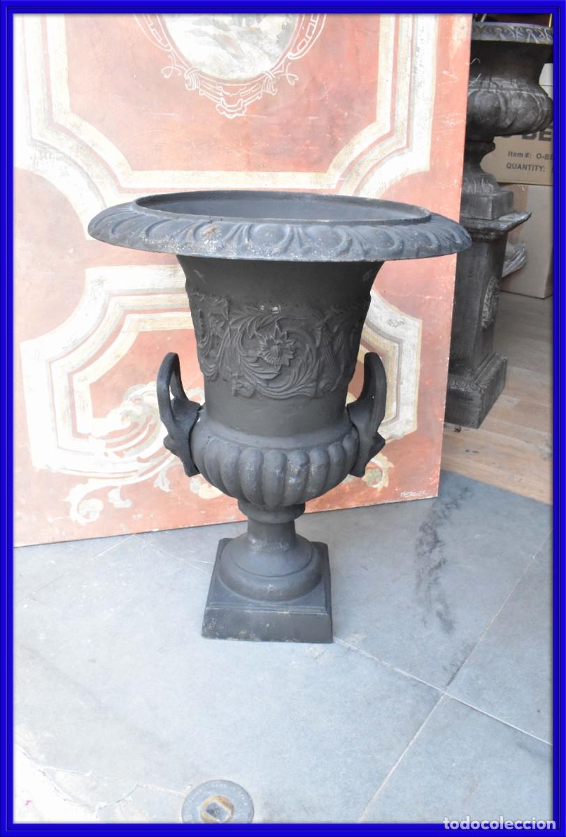 Antig&uuml;edades: Copa de hierro negra con dos asas ideal para jardines