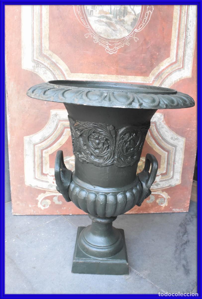 Antig&uuml;edades: Copa de hierro en tono verde oscuro con asas ideal para jardines