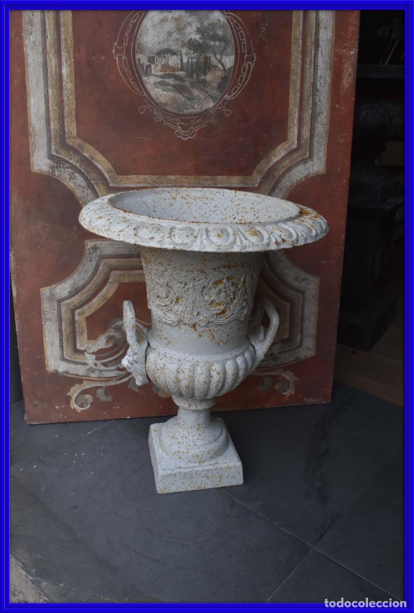 Antig&uuml;edades: Copa de hierro en tono blanco y oxido con dos asas ideal para jardines