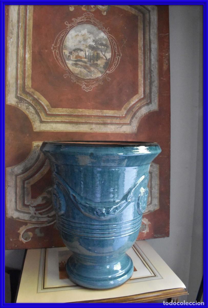 Antig&uuml;edades: Macetero de terracota o barro terminado en esmalte azulado