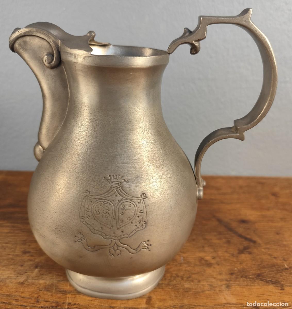 Antig&uuml;edades: Jarra de esta&ntilde;o inglesa &middot; sello ENGLAND &middot; grabado her&aacute;ldico