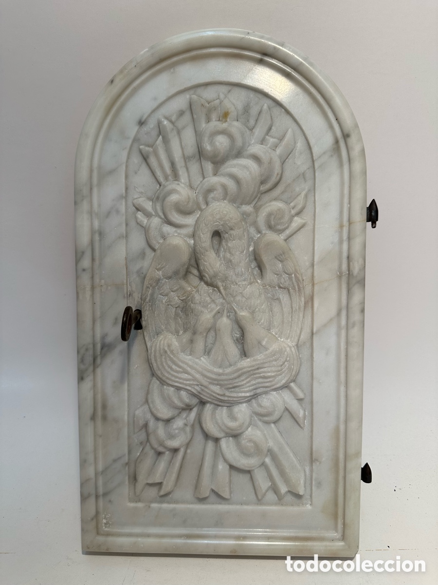 Antig&uuml;edades: PRECIOSA PUERTA SAGRARIO DE MARMOL TALLADO CON EL SIMBOLO DE JESUS ALIMENTANDO SUS FIELES.