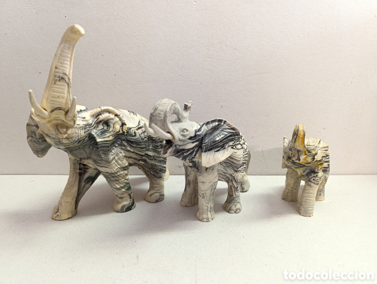 Antig&uuml;edades: FAMILIA DE ELEFANTES, 3 FIGURAS, EN RESINA O SIMILAR.