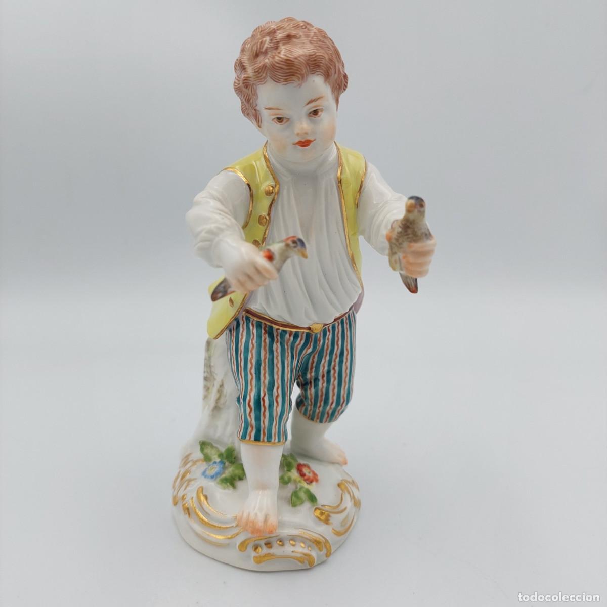 Antig&uuml;edades: Figura de porcelana alemana Meissen ni&ntilde;o con pajaros