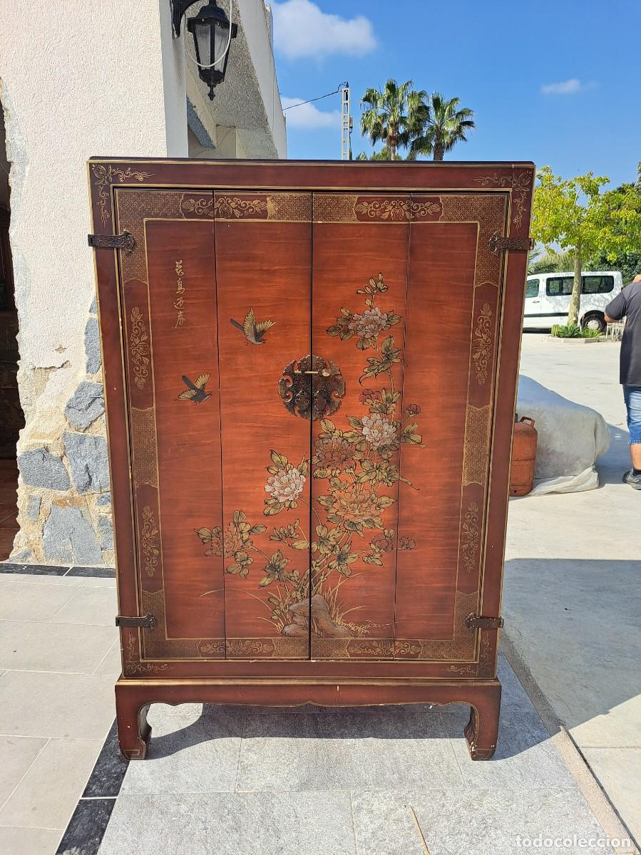 Antig&uuml;edades: Armario chino lacado en naranja con im&aacute;genes pintadas a mano, laca china,FIRMADO