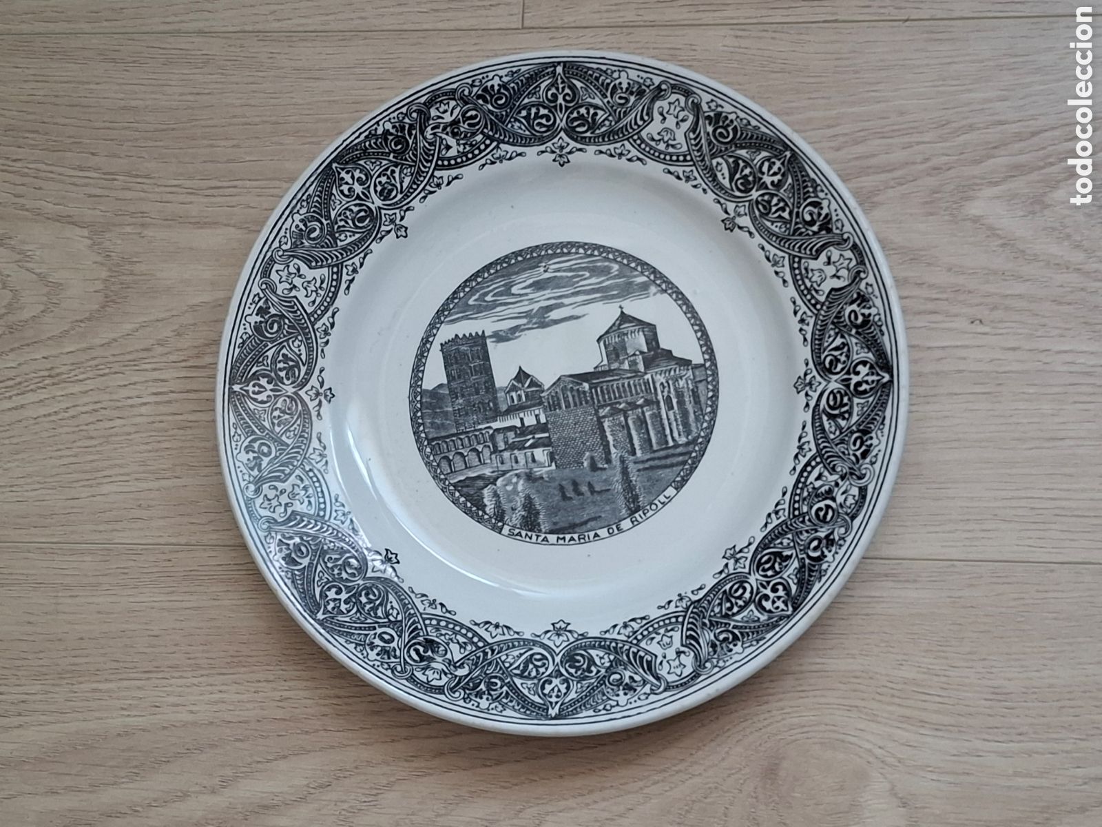 Antig&uuml;edades: Plato de loza de la f&aacute;brica Ibero Tanagra de Santander, Santa Mar&iacute;a de Ripoll, raro