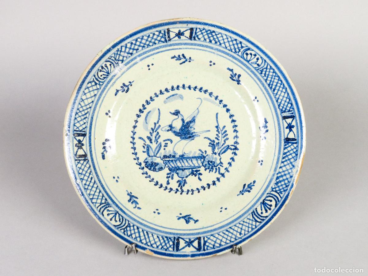 Antig&uuml;edades: Plato en cer&aacute;mica de Manises Valencia blanco y azul siglo XIX