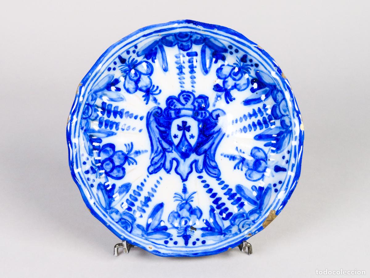 Antig&uuml;edades: Plato en cer&aacute;mica blanco y azul de Talavera Nivero Alfar El Carmen siglo XX