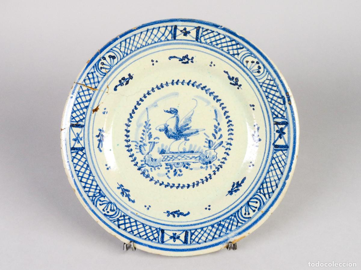 Antig&uuml;edades: Plato en cer&aacute;mica blanco y azul Manises Valencia siglo XIX