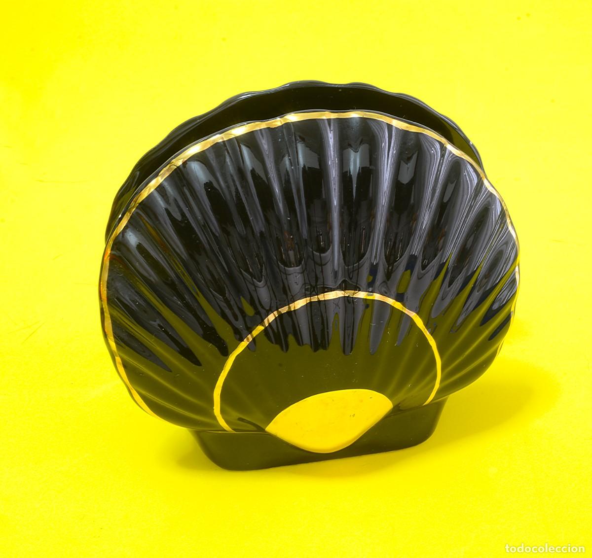 Antig&uuml;edades: SERVILLETERO DE PORCELANA AZUL CON REMATES DORADOS