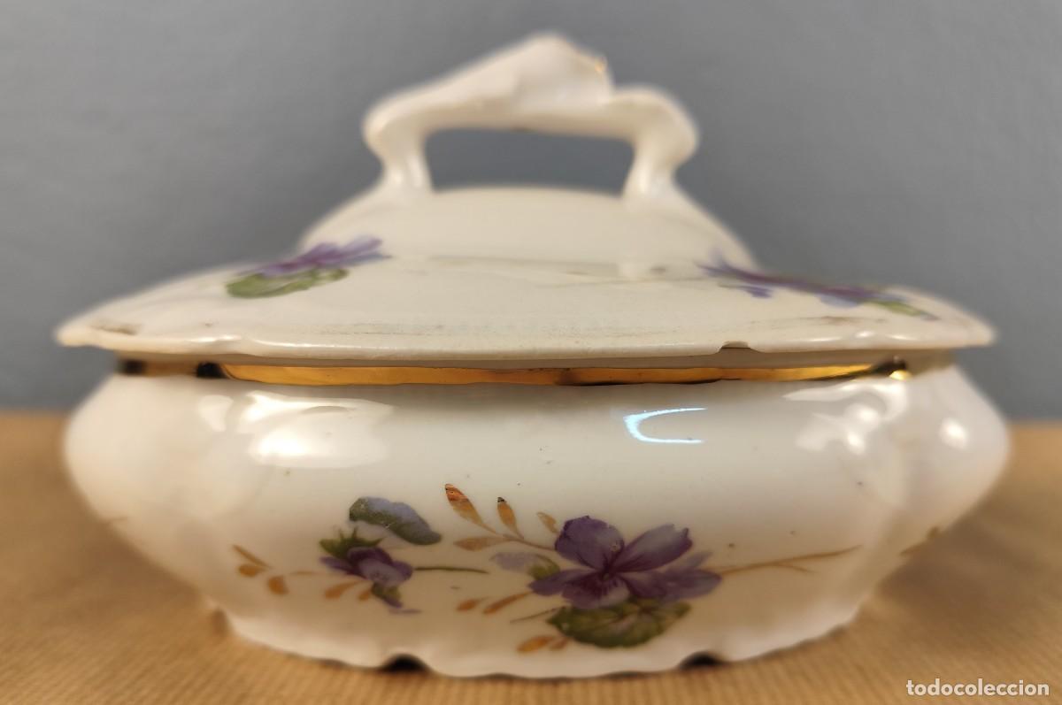 Antig&uuml;edades: Peque&ntilde;o recipiente de porcelana con tapa &middot; decoraci&oacute;n floral y dorados