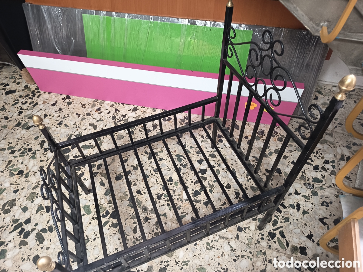 Antig&uuml;edades: Cuna antigua hierro y lat&oacute;n