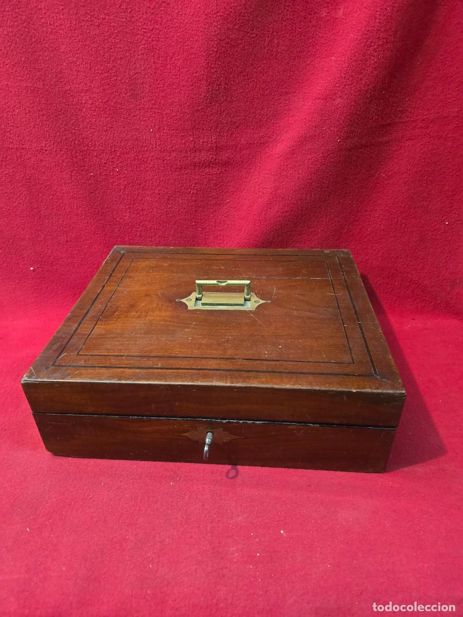 Antig&uuml;edades: ANTIGUA CAJA DE MADERA CON LLAVE