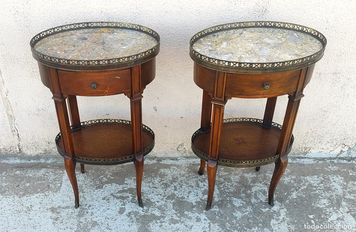 Antig&uuml;edades: Pareja de mesillas estilo LXVI, tapa de marmol cajon, valda y barandilla de laton