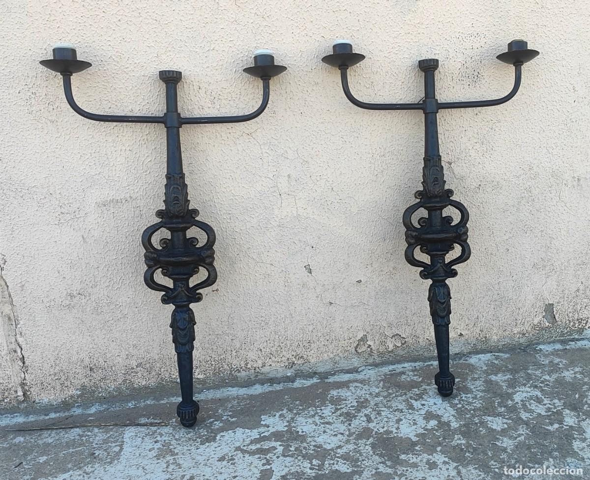 Antig&uuml;edades: Pareja de apliques grandes de hierro con 2 luces SXX