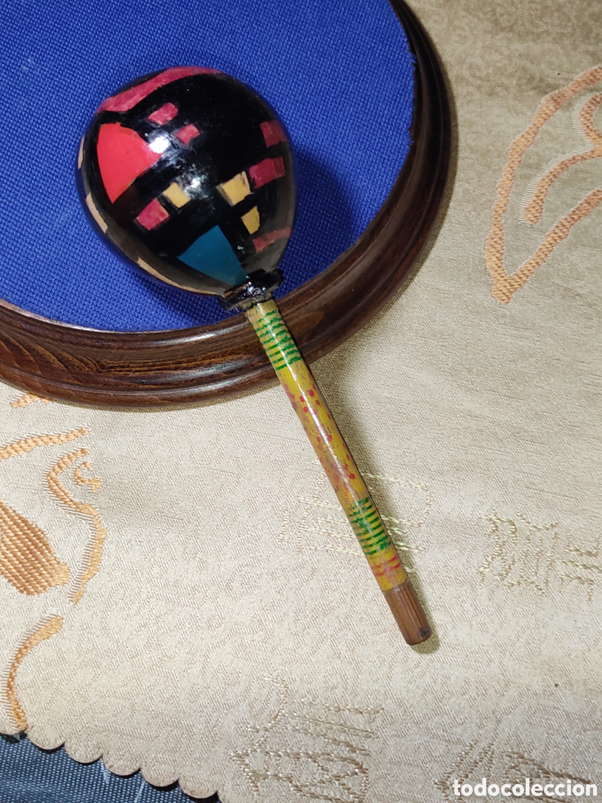 Antig&uuml;edades: Antiguo sonajero hecho con una calabaza.