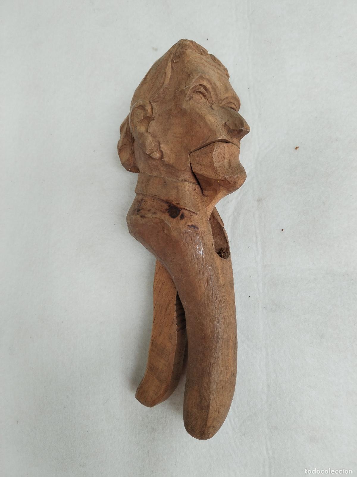 Antig&uuml;edades: ANTIGUO CASCANUECES EN MADERA TALLADA EN FORMA DE ANCIANA - C190