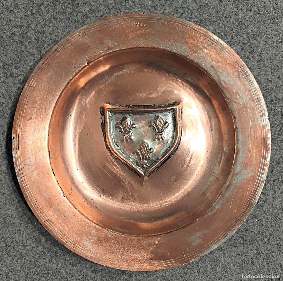 Antig&uuml;edades: ANTIGUO PLATO DE COBRE DE F.VALENT&Iacute; ESCUDO FLOR DE LIS