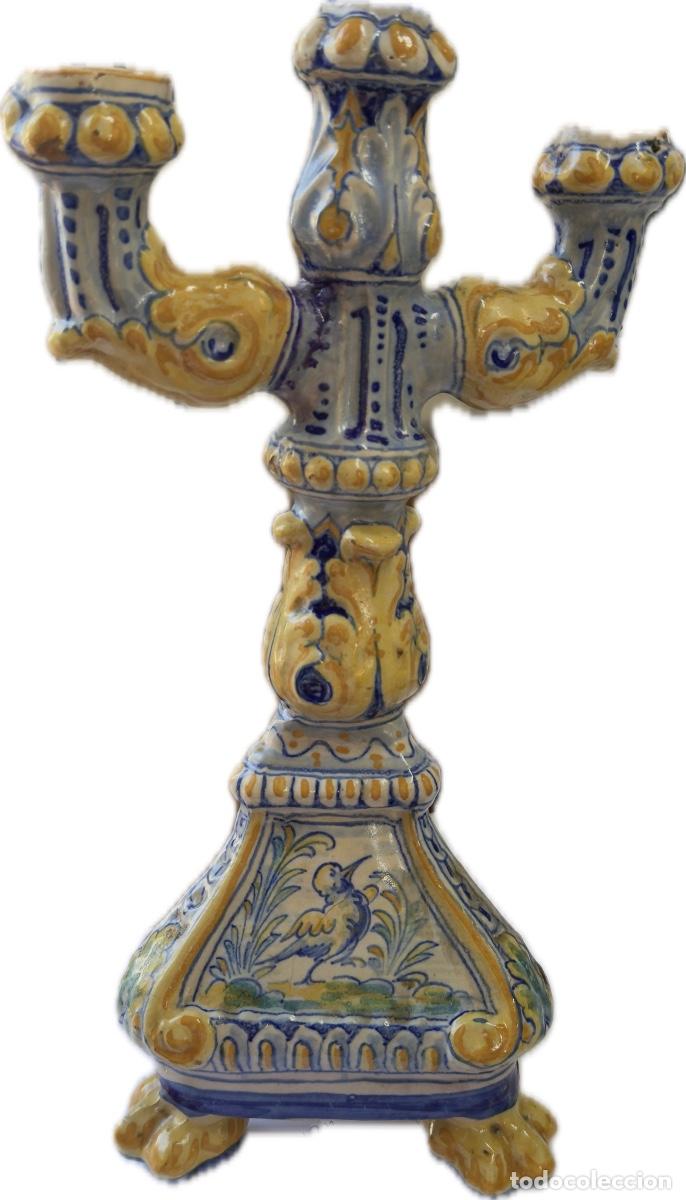 Antig&uuml;edades: Candelabro de tres luces &ndash; Talavera, Niveiro (finales s. XIX &ndash; principios s. XX)