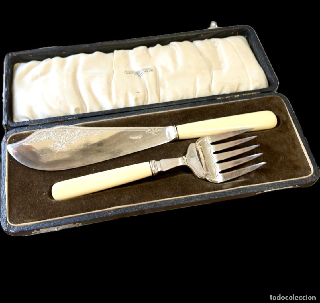 Antig&uuml;edades: Juego de cubiertos de servir en estuche original &ndash; Alexander Clark & Co. (Inglaterra)