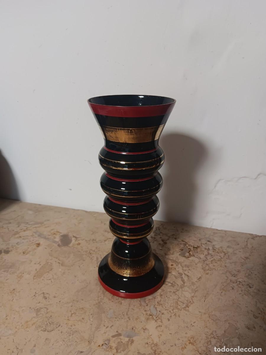 Antig&uuml;edades: jarr&oacute;n de estilo Art D&eacute;co caracterizado por sus formas geom&eacute;tricas, patrones lineales y colores bril