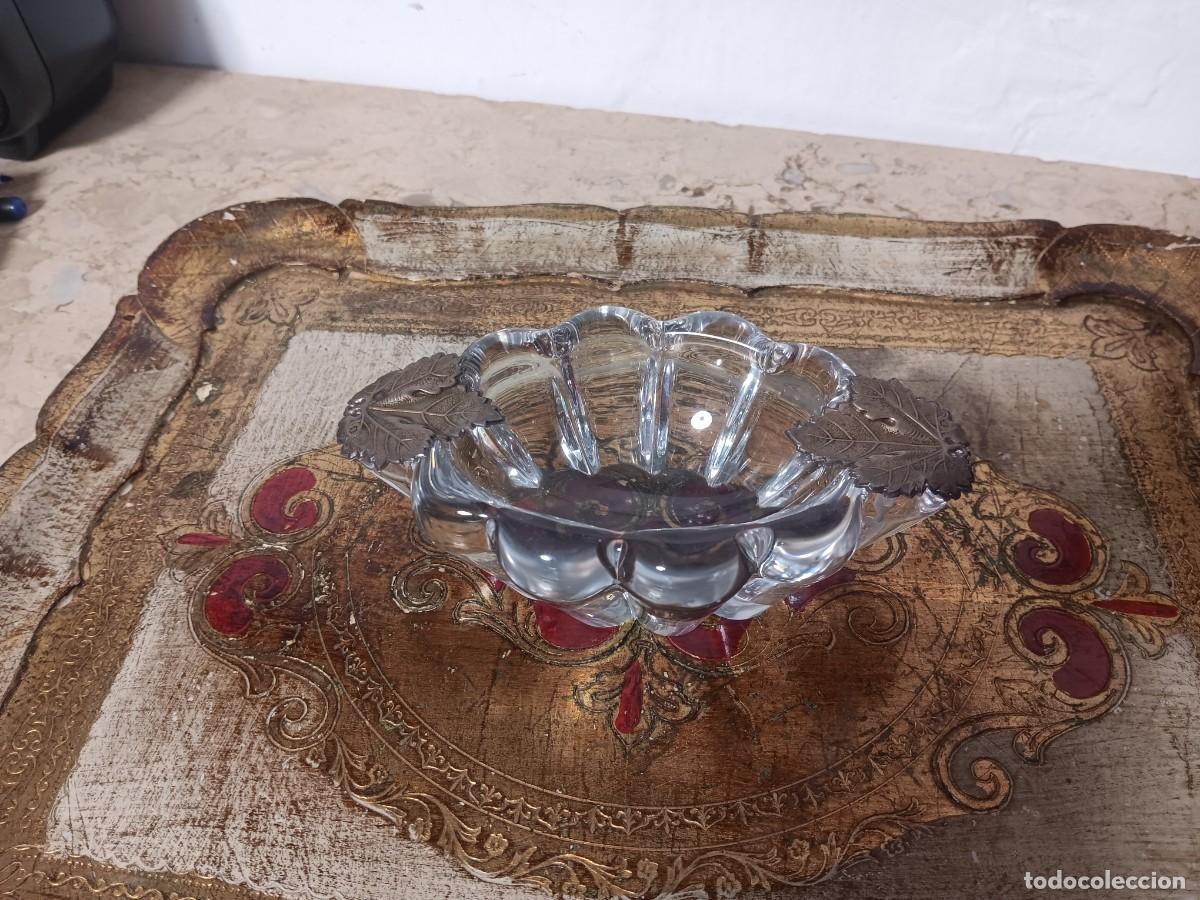 Antig&uuml;edades: cenicero de colecci&oacute;n antiguo hecho de vidrio con detalles de plata