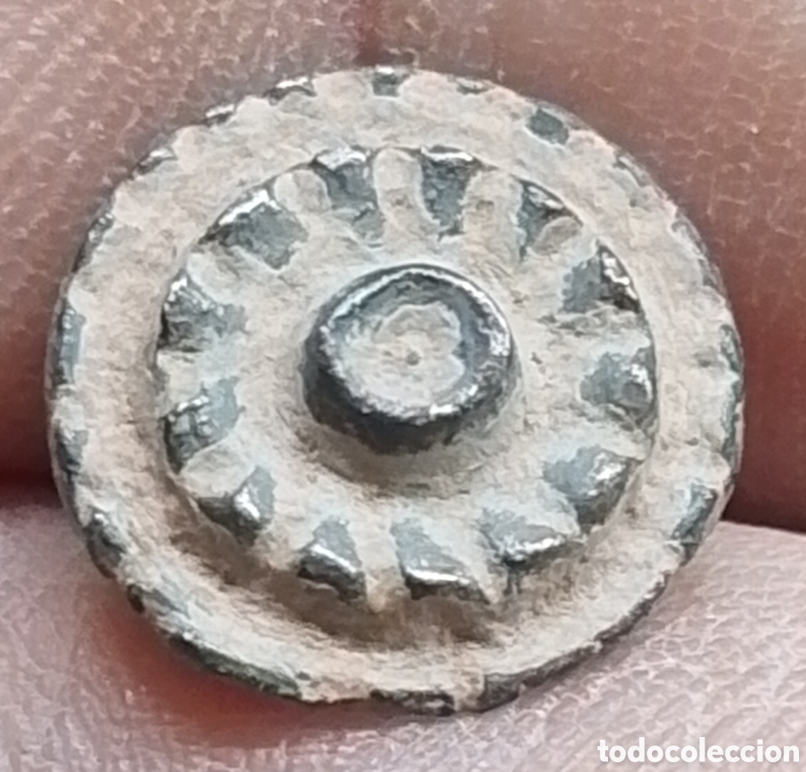 Antig&uuml;edades: A-Boton hisp&aacute;nico serie Rosetas a Imitaci&oacute;n de Flores similar variante tipo F72.3