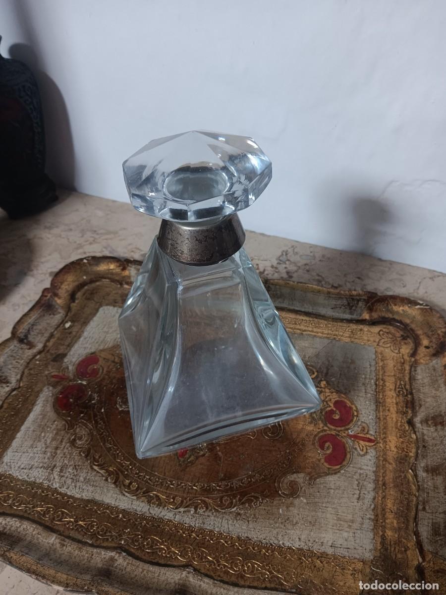 Antig&uuml;edades: Licorera de vidrio tallada con borde de plata - Foto 2