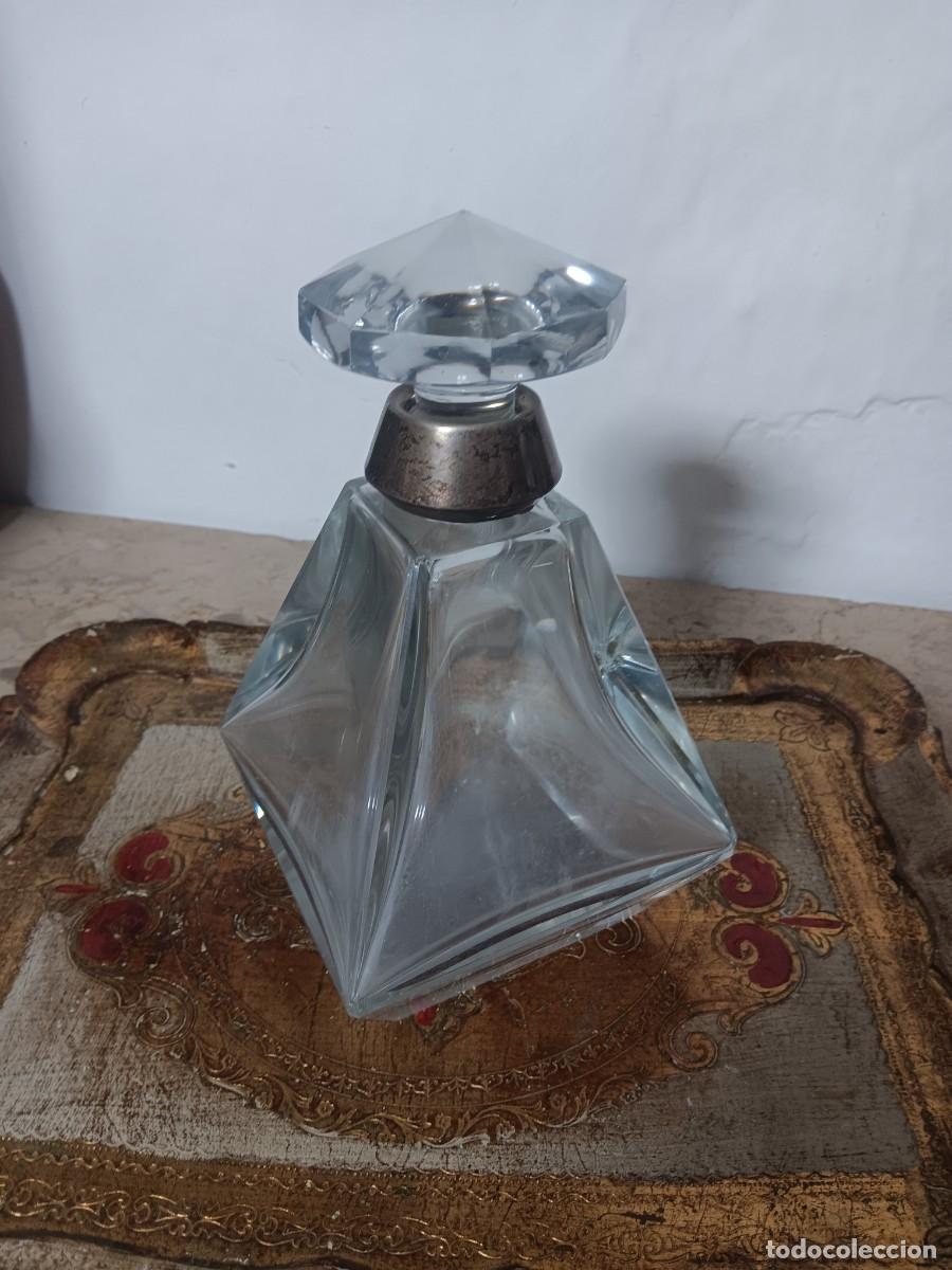 Antig&uuml;edades: Licorera de vidrio tallada con borde de plata