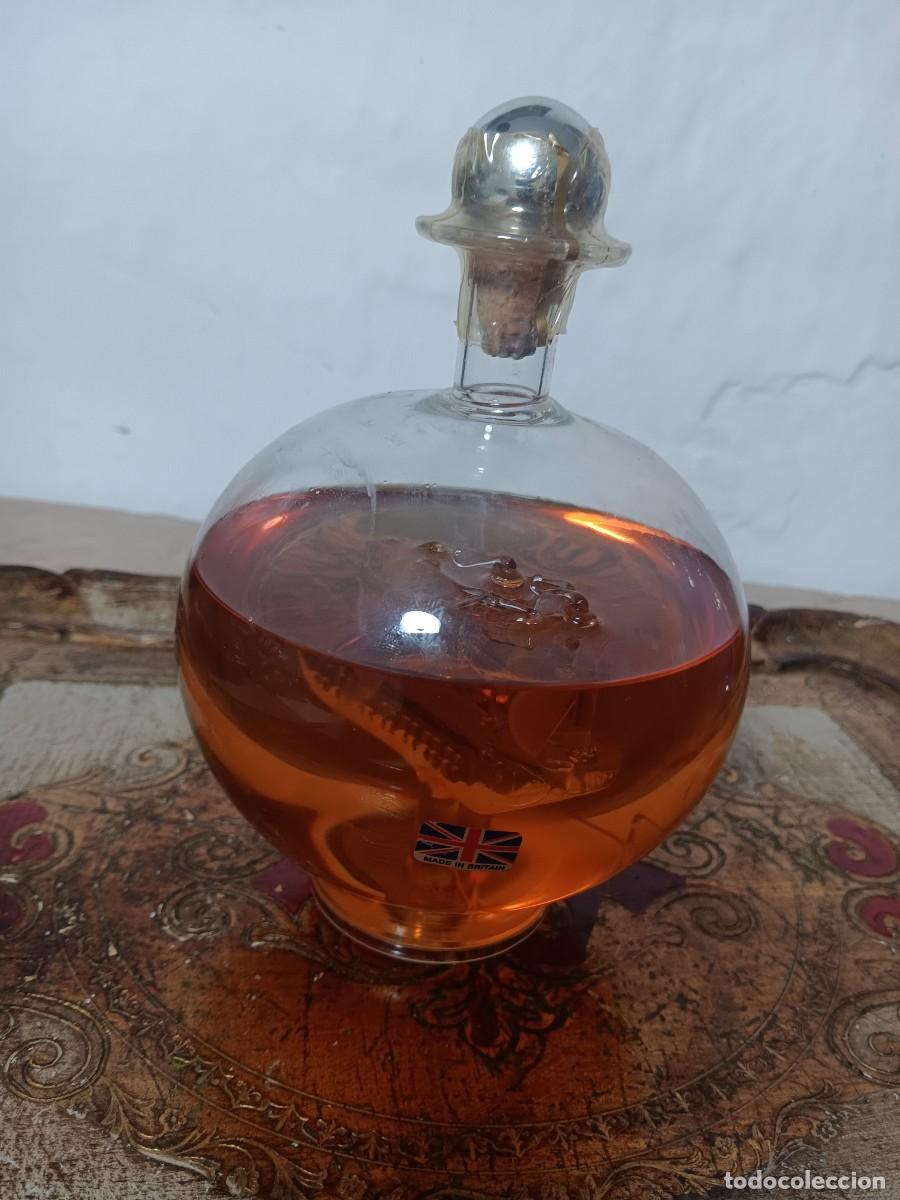 Antig&uuml;edades: decantador decorativo de cristal que contiene en su interior una figura soplada a mano