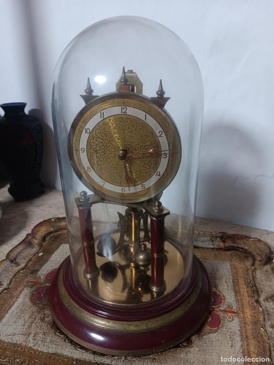 Antig&uuml;edades: reloj de 400 d&iacute;as, tambi&eacute;n conocido como reloj de aniversario. Funcionamiento: Utiliza un mecanismo