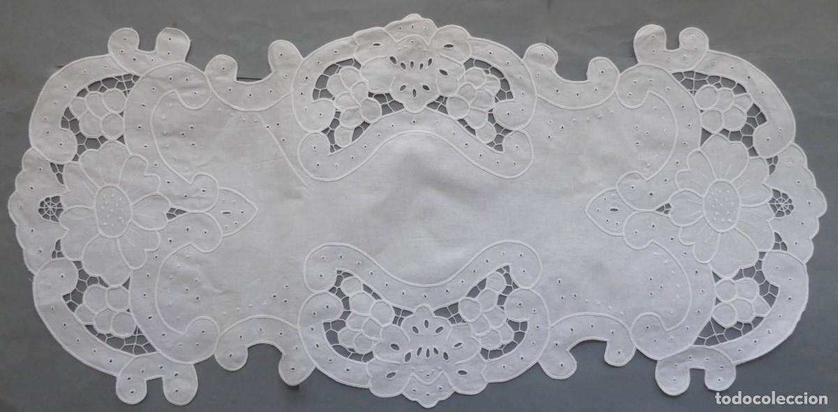 Antig&uuml;edades: ANTIGUO CAMINO DE MESA - TAPETE DE ENCAJE MANUAL PRIMERA MITAD S.XX