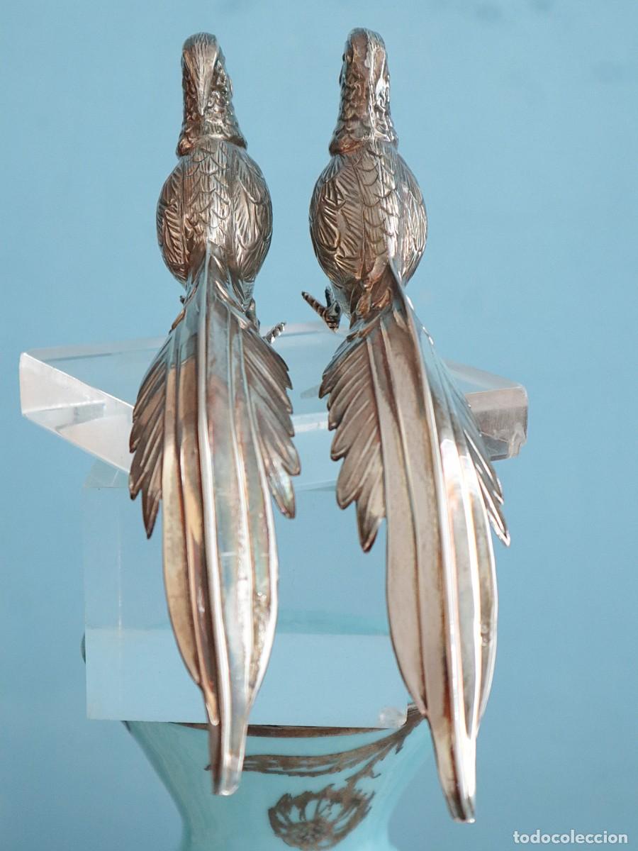 Antig&uuml;edades: Faisanes. Pareja de aves elaboradas en plata repujada con punzones de orfebre. Miden 22 cm.