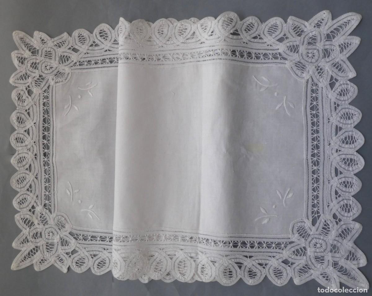 Antig&uuml;edades: ANTIGUO CAMINO DE MESA - TAPETE DE ENCAJE MANUAL PRIMERA MITAD S.XX