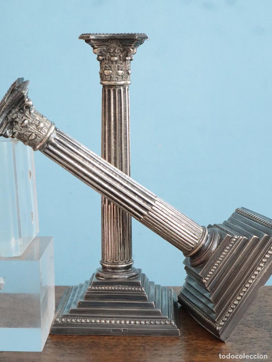 Antig&uuml;edades: Candeleros en forma columnas mostrando punzones de MENESES. Med. S. XX. Miden 27 cm.