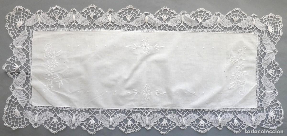 Antig&uuml;edades: ANTIGUO CAMINO DE MESA - TAPETE DE ENCAJE DE BOLILLO PRIMERA MITAD S.XX