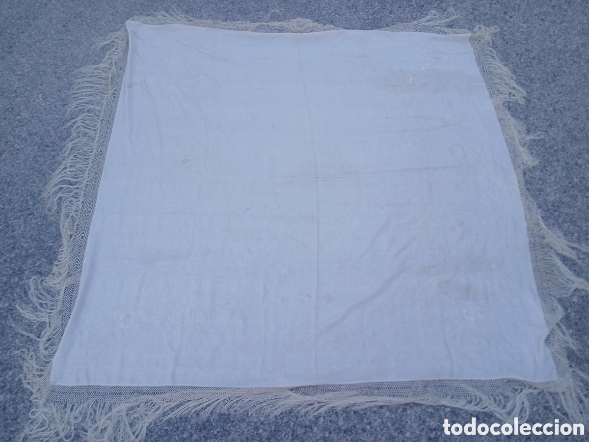 Antig&uuml;edades: ANTIGUO MANTON DE MANILA DE SEDA EN BLANCO CON BORDADO FLORAL A MANO 150 X 150.