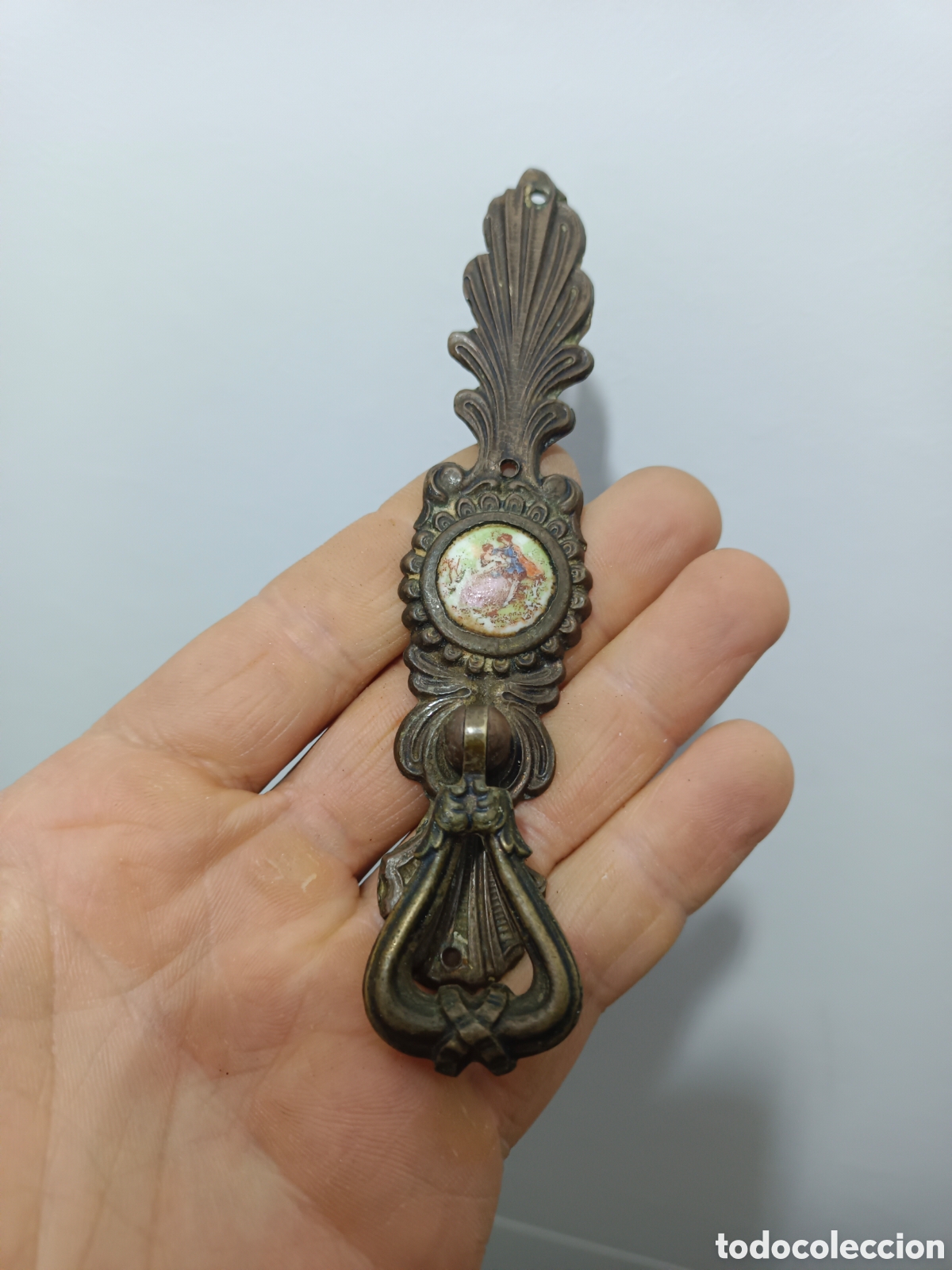 Antig&uuml;edades: Tirador con bocallave metal y porcelana para antiguo mueble , armario