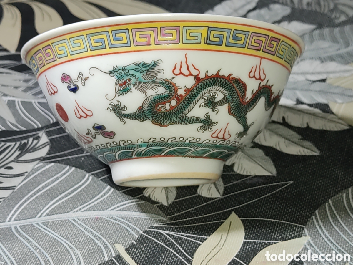Antig&uuml;edades: Precioso cuenco oriental de porcelana china con im&aacute;genes de drag&oacute;n.
