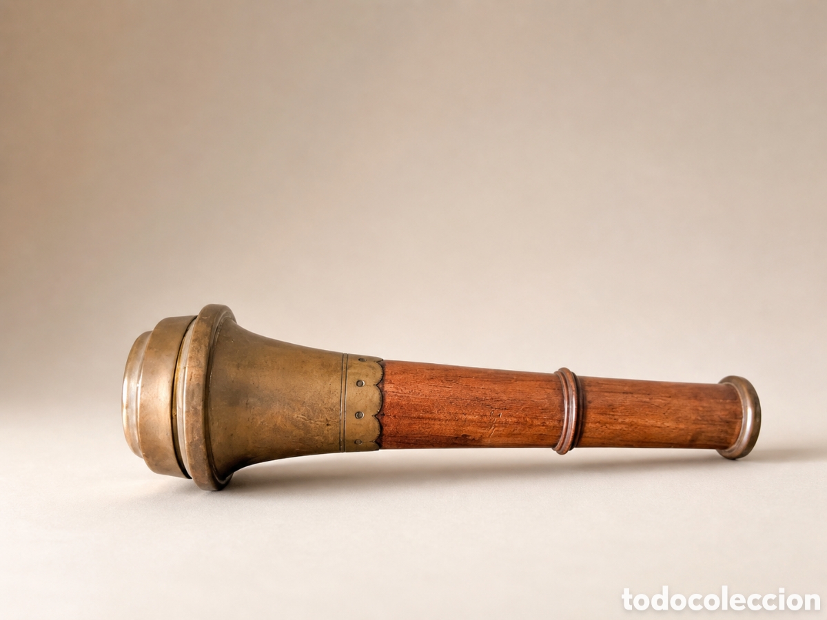 Antig&uuml;edades: Chillum antiguo tradicional de lat&oacute;n y madera &ndash; finales s. XIX / principios s. XX