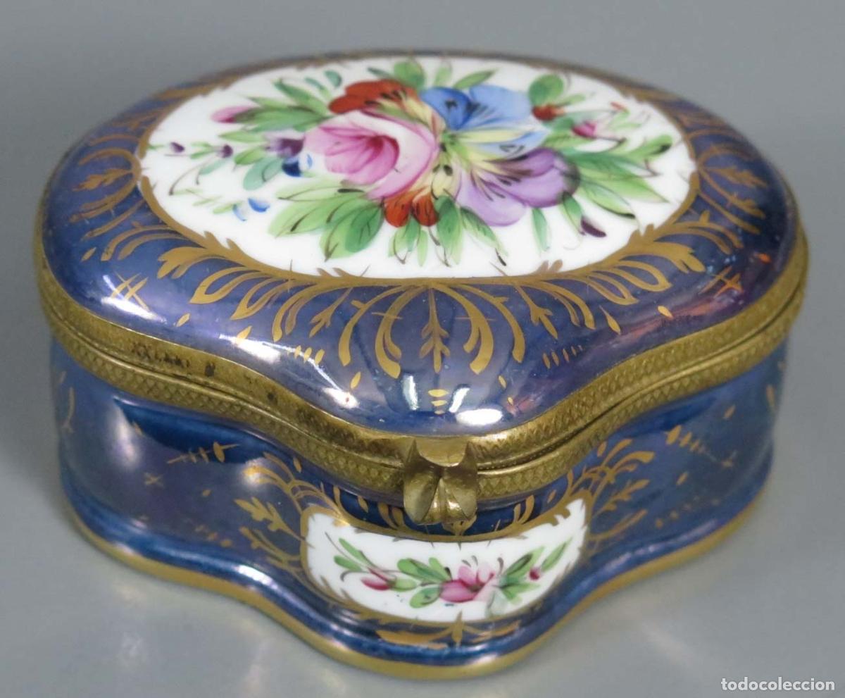 Antig&uuml;edades: CAJA. PORCELANA. PINTADO A MANO. CON MARCA EN BASE. SIGLO XX