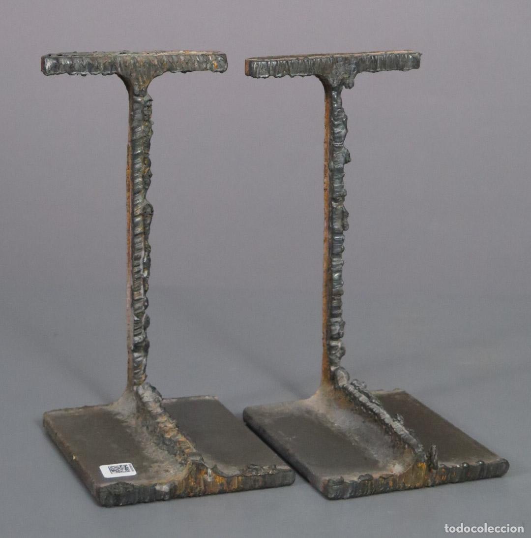 Antig&uuml;edades: PAREJA DE SUJETALIBROS. HIERRO. BRUTALISTA. SIGLO XX